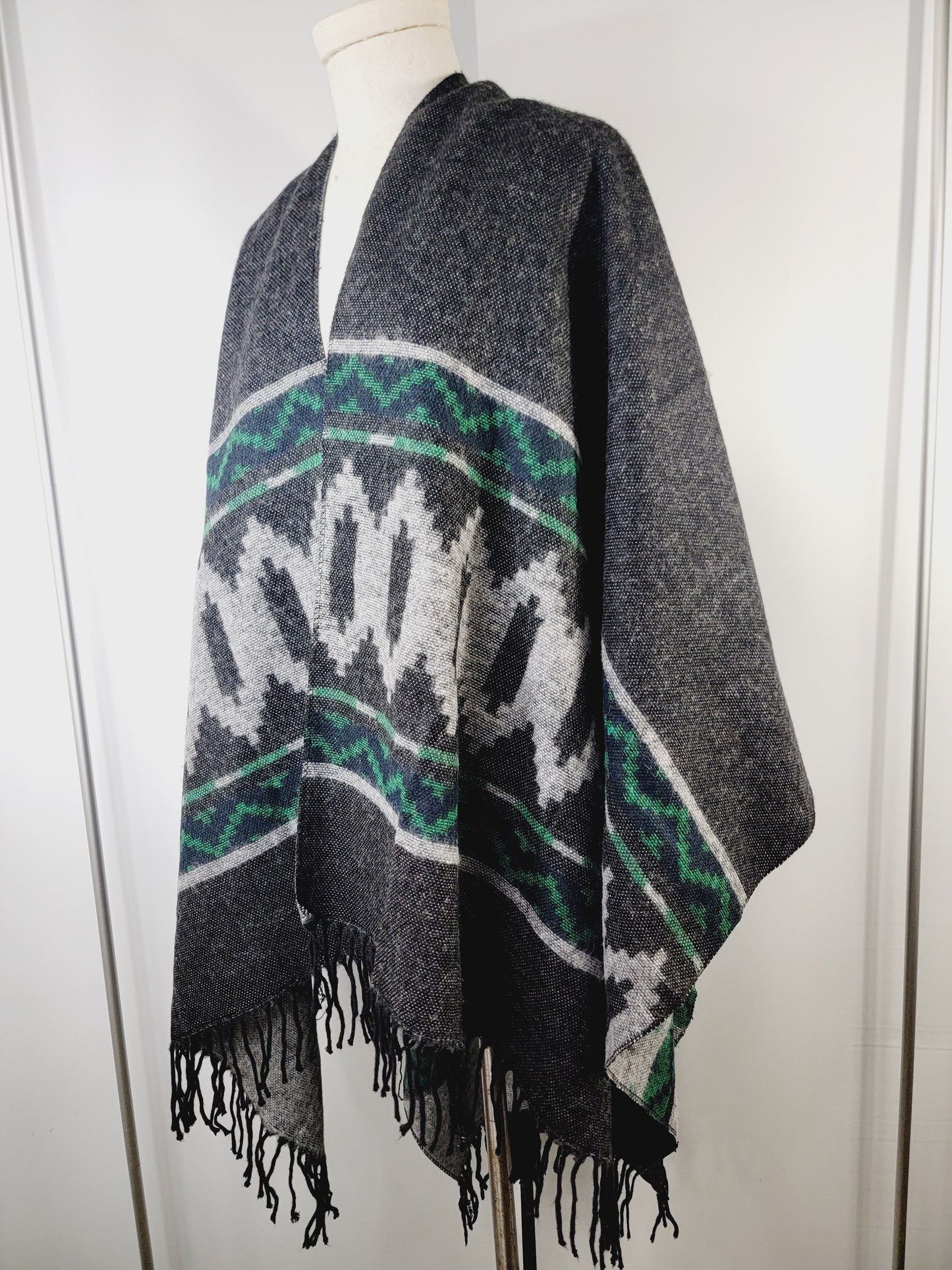 Poncho Shawl, Extra soft - Reversible Green/Gray