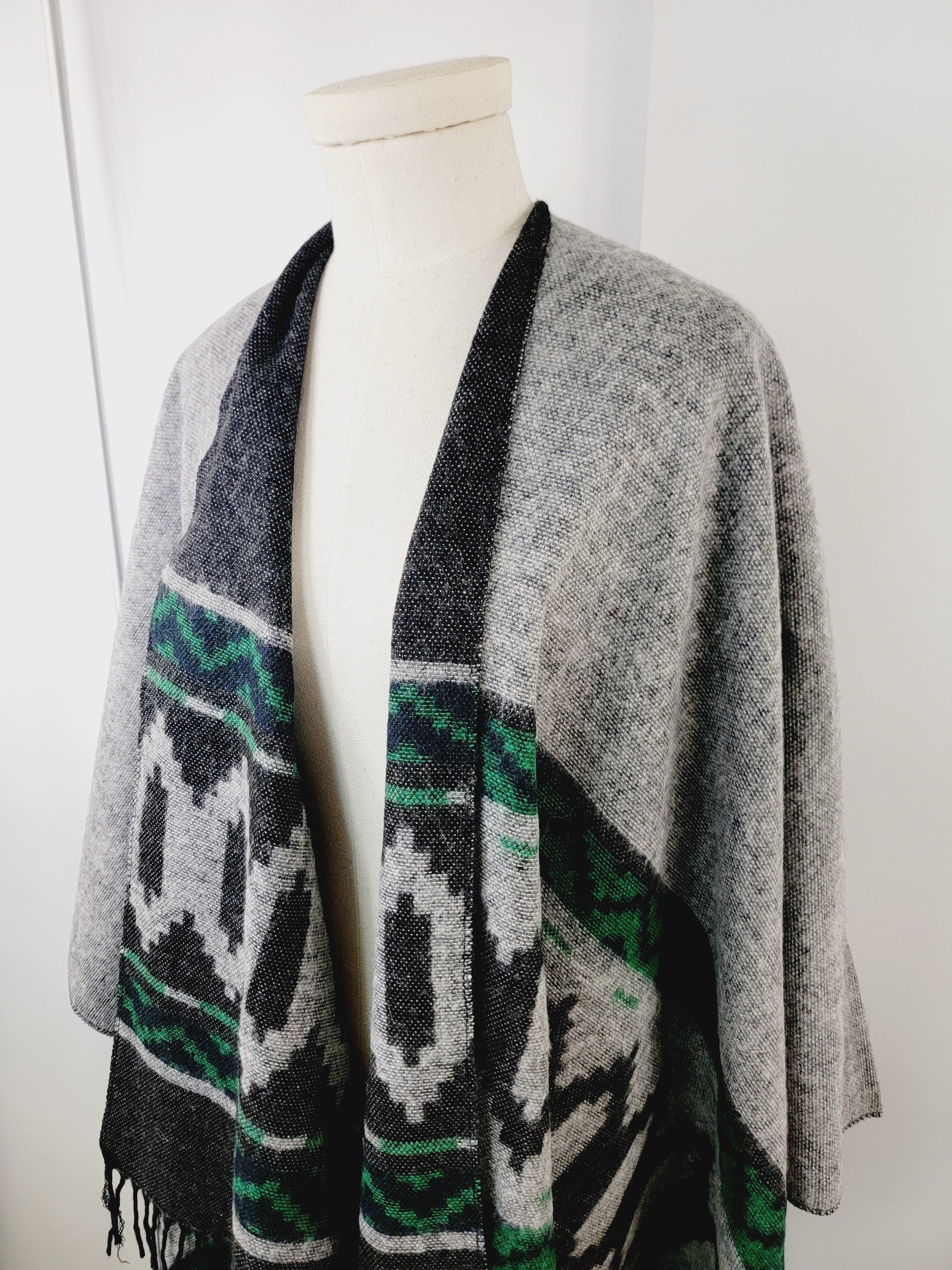 Poncho Shawl, Extra soft - Reversible Green/Gray