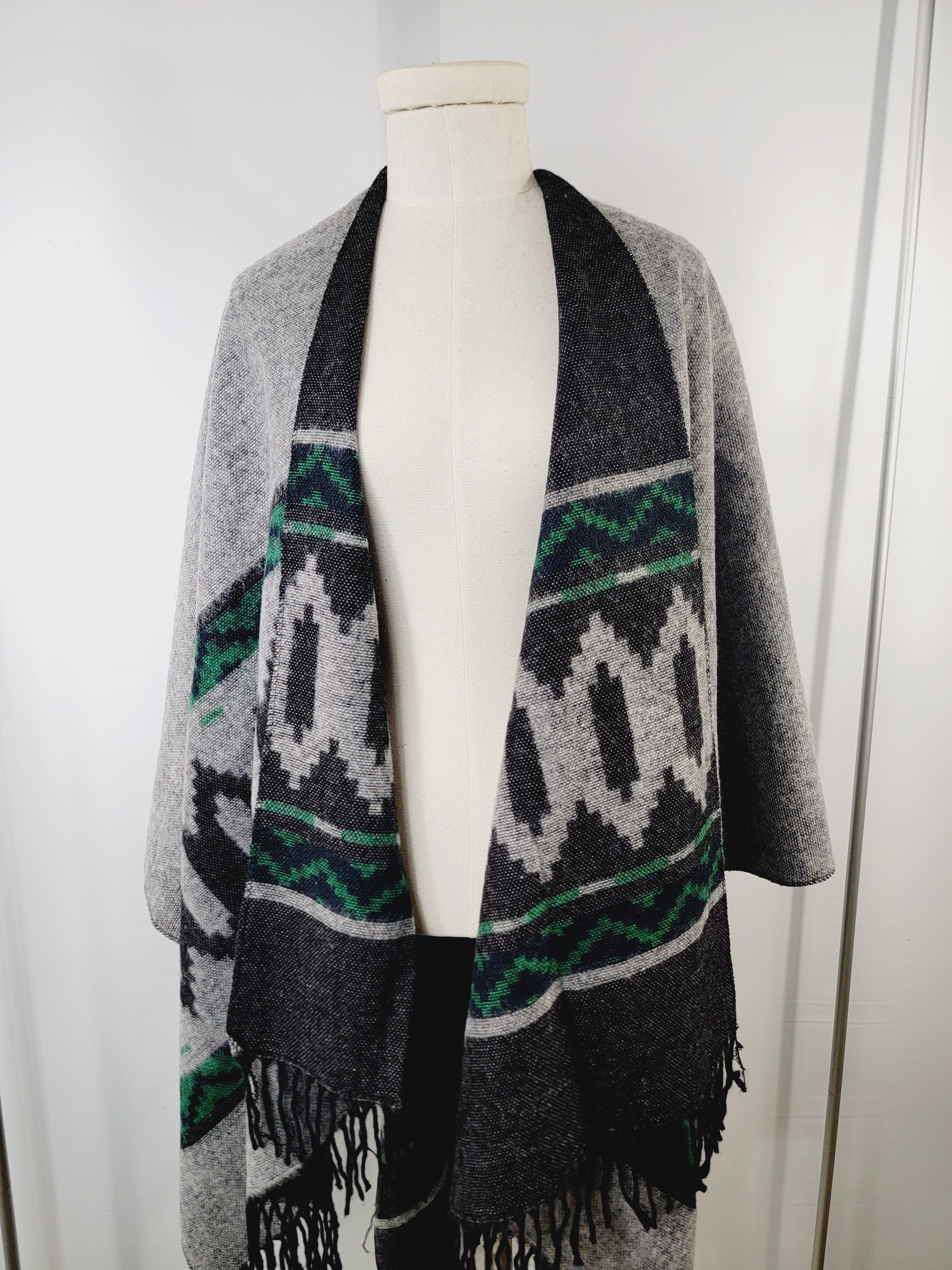 Poncho Shawl, Extra soft - Reversible Green/Gray