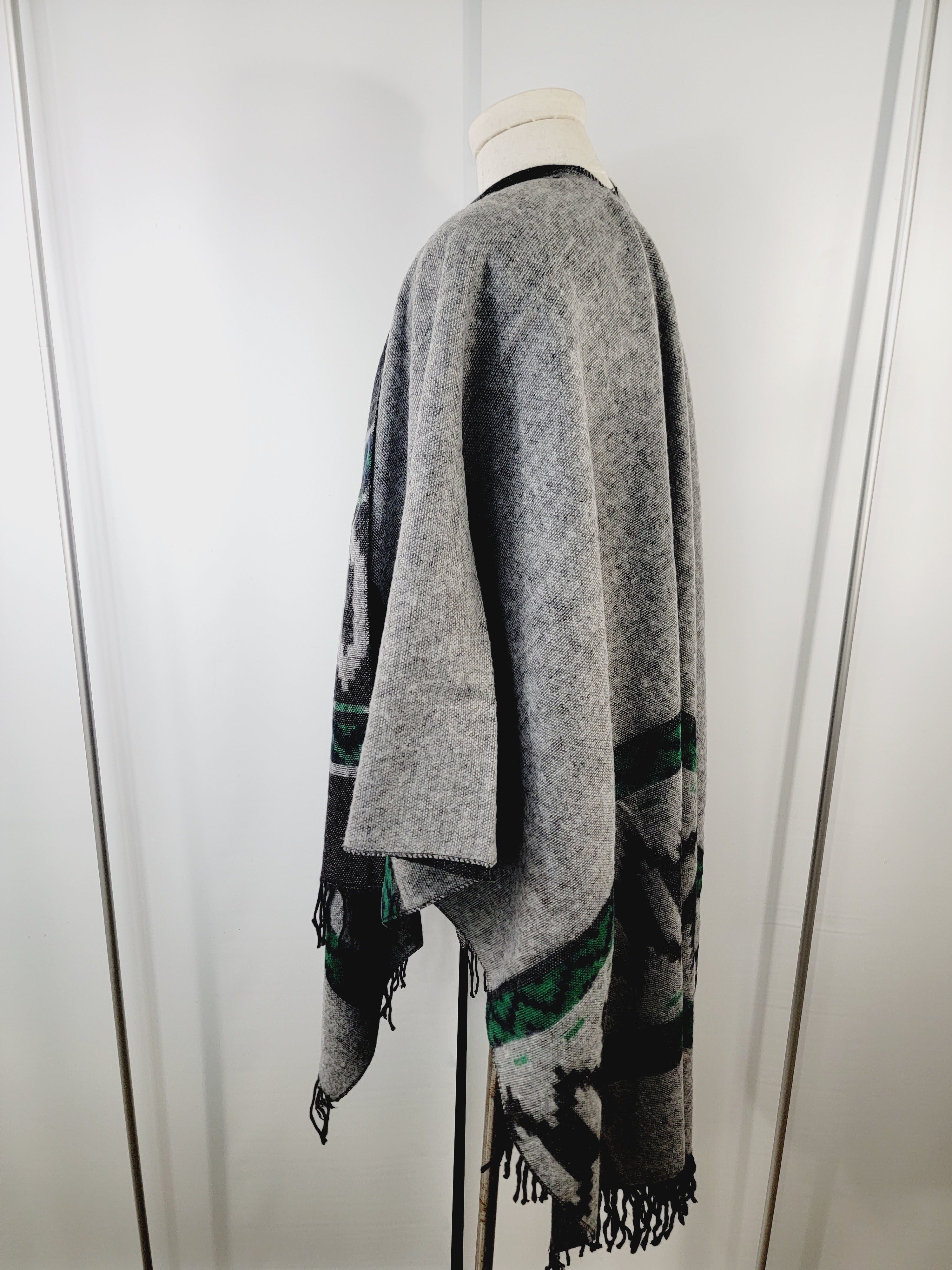 Poncho Shawl, Extra soft - Reversible Green/Gray