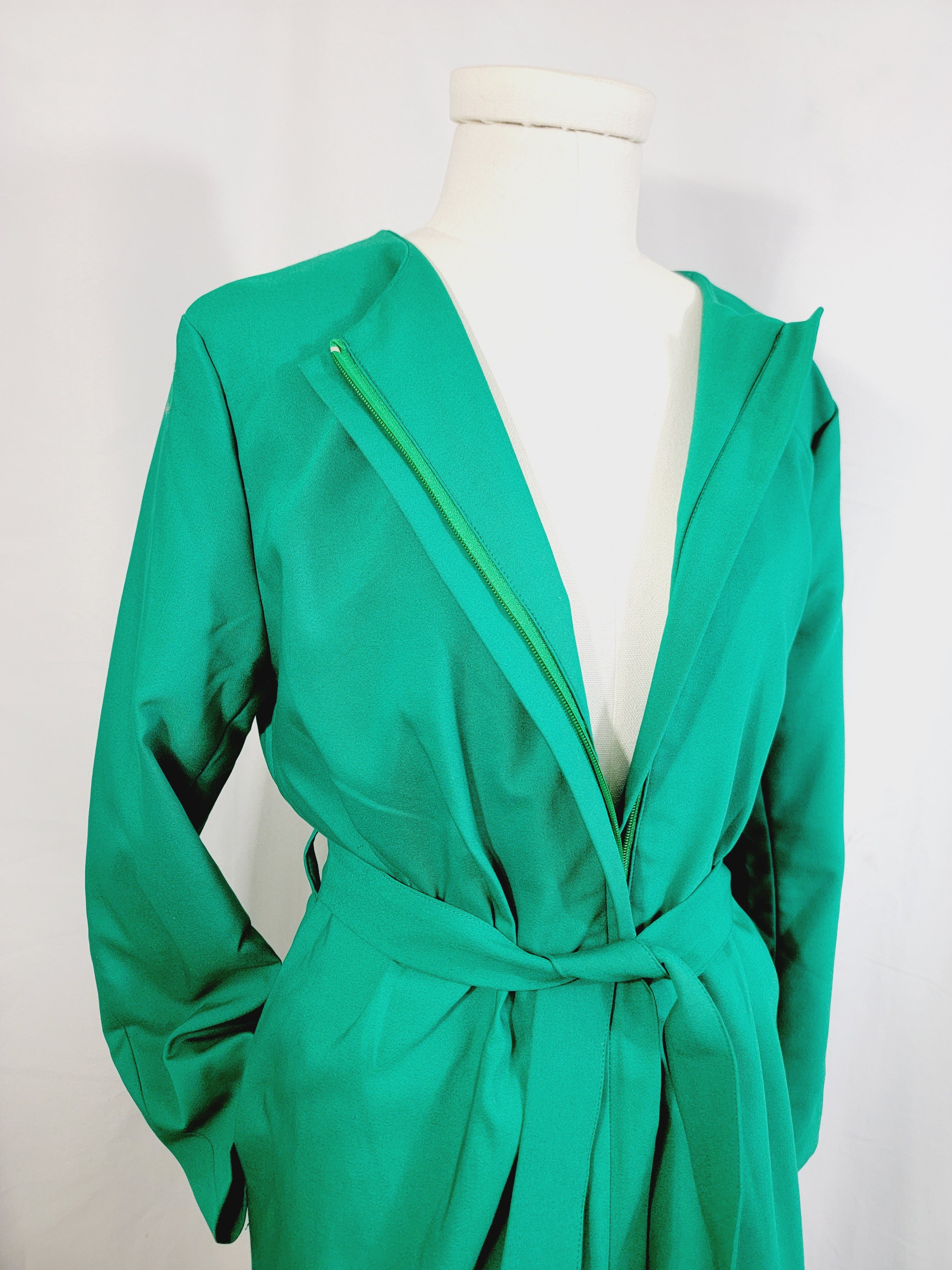 Chaqueta larga ligera verde con cinturón