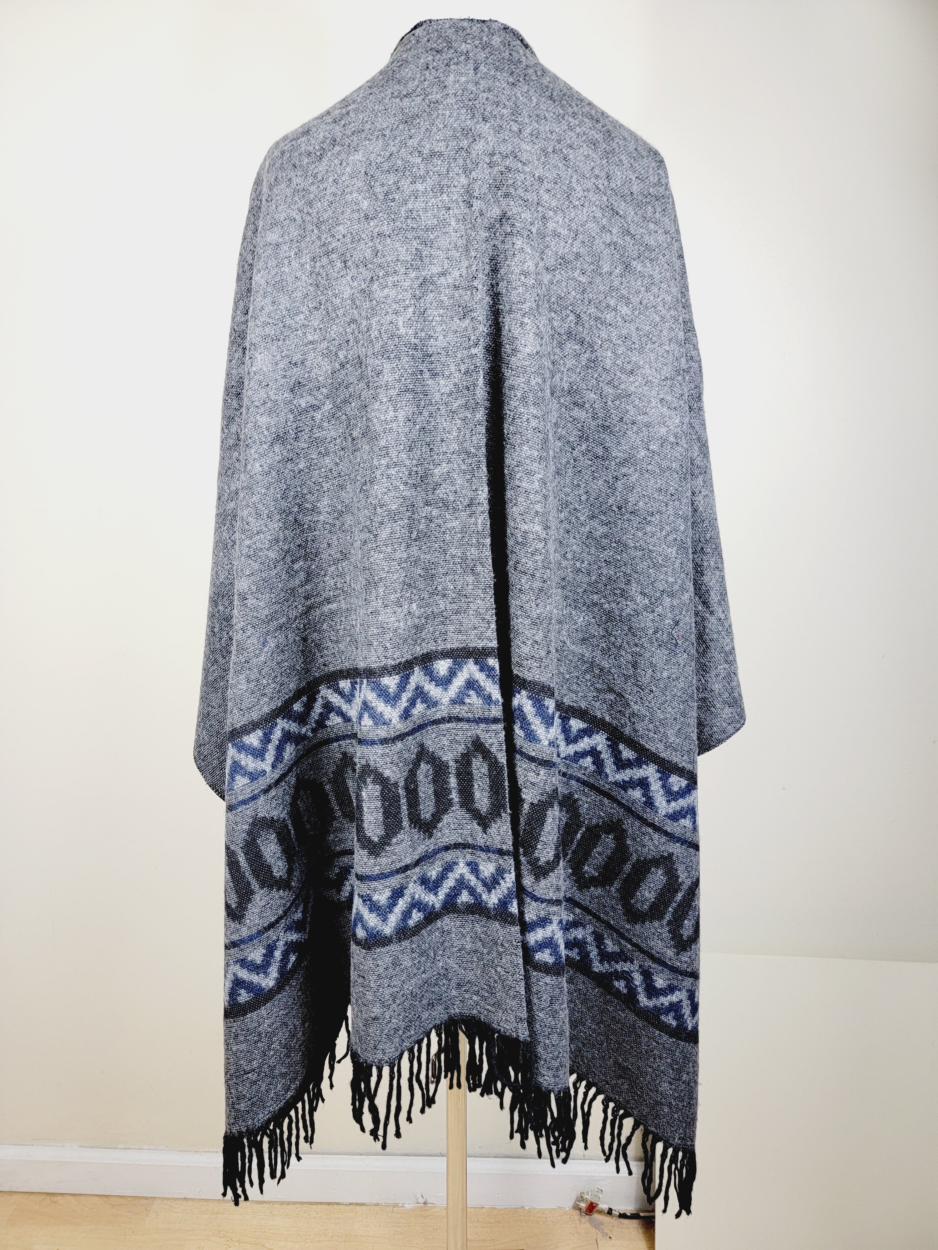 Poncho Shawl, Extra soft - Reversible Gray/Black