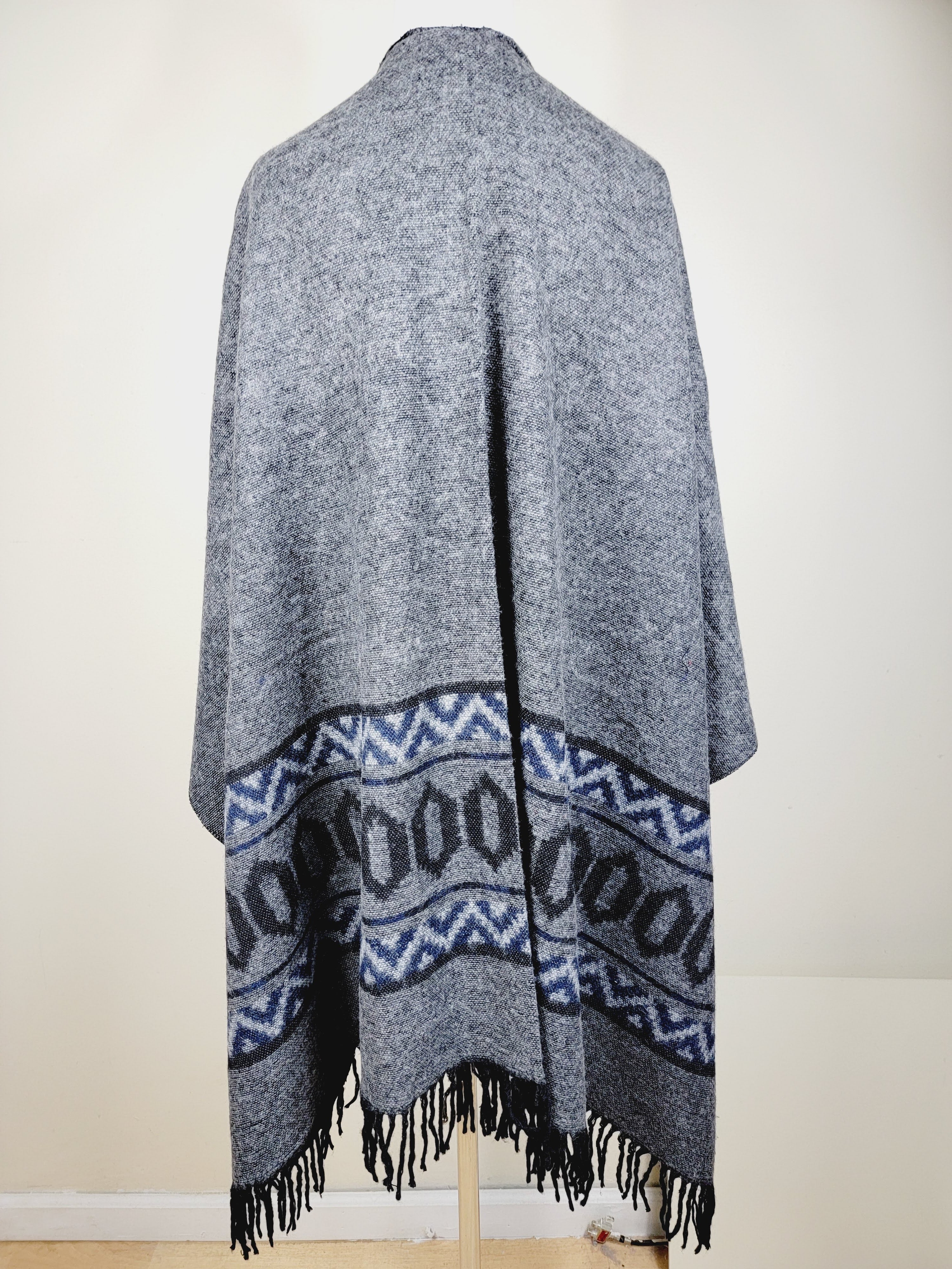 Poncho Shawl, Extra soft - Reversible Gray/Black