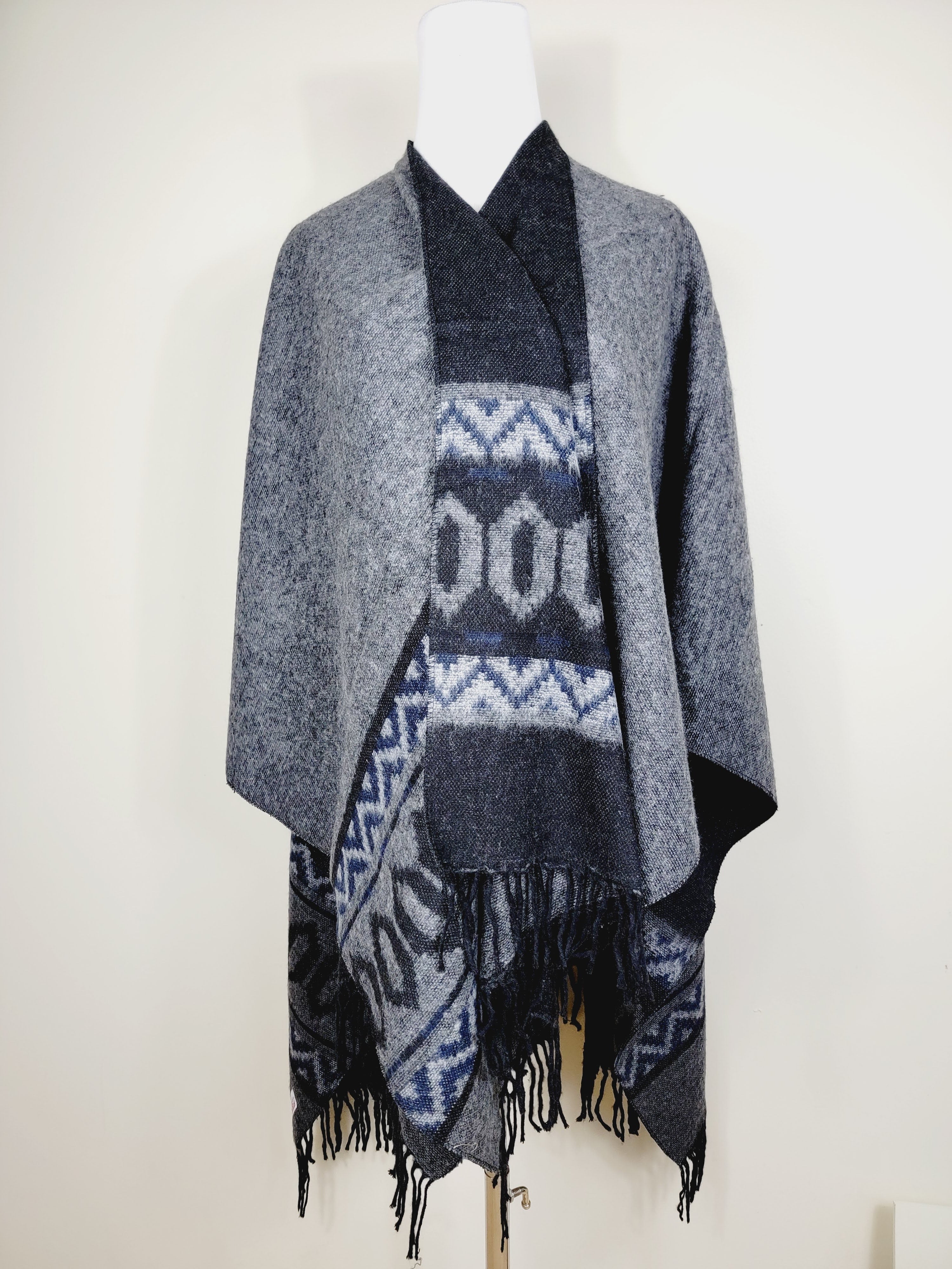 Poncho Shawl, Extra soft - Reversible Gray/Black